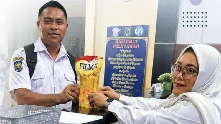 Bayar Pajak via QRIS, Warga Halbar Dapat Minyak Goreng Gratis