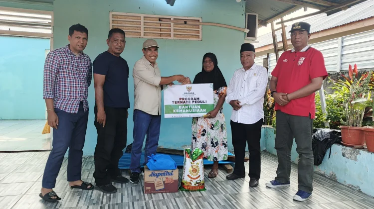 Pemkot Ternate Serahkan Bantuan Baznas kepada Korban Angin Puting Beliung