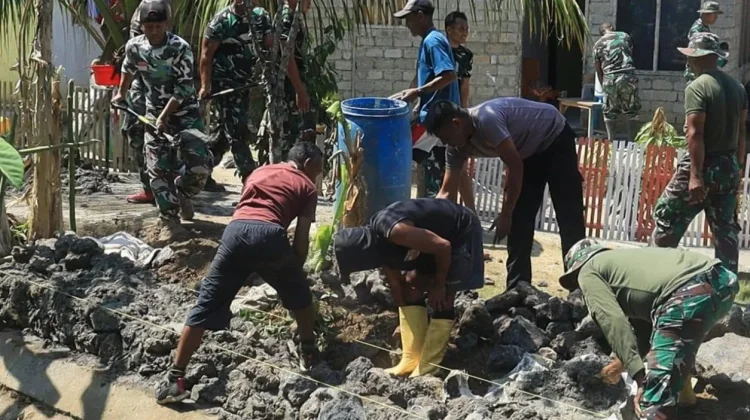 TNI dan Warga Todowongi Halbar Bangun Talud Cegah Banjir Permukiman