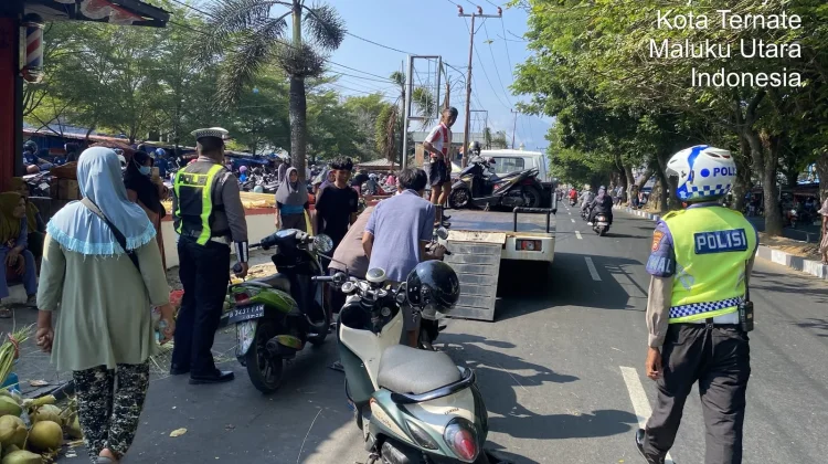 Larangan Parkir, Sejumlah Kendaraan di Pasar Ternate Ditertibkan