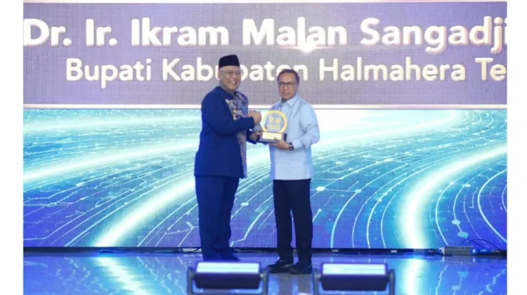 Bupati Halteng Raih Piala Citra Paramesti dari Universitas Terbuka