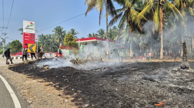 Personel Morotai Respon Kebakaran Dekat SPBU Gotalamo