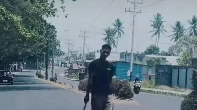 Viral Video Pria bawa Parang Kejar Pengendara, Warga Resah