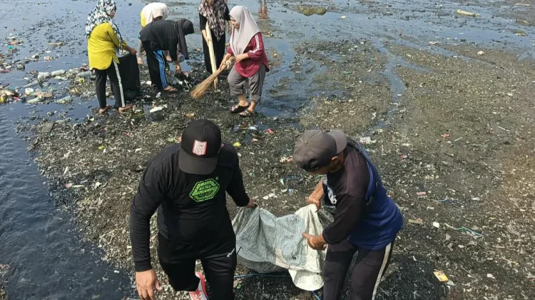 DLH Ternate dan Warga Bersihkan Kali Mati di Kelurahan Sasa