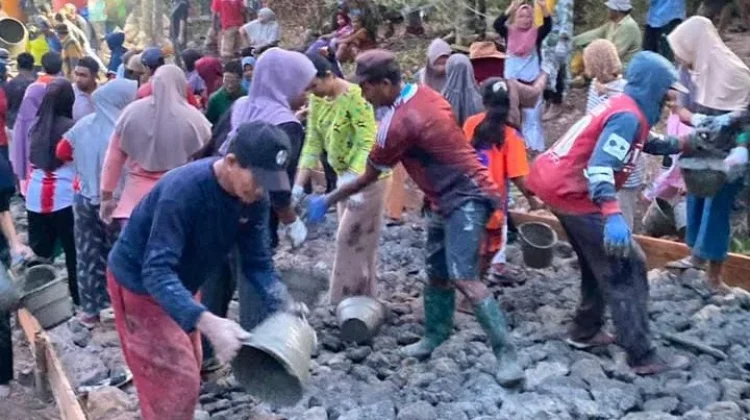 Warga Manggagole Swadaya Cor Jalan Tani Sepanjang 150 Meter