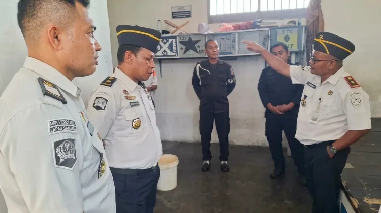 Perkuat Komunikasi dan Penataan Hunian, Kalapas Sanana Sambangi Warga Binaan