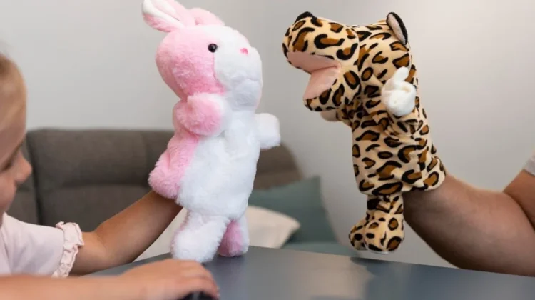 Manfaat Bermain Boneka Tangan untuk Anak