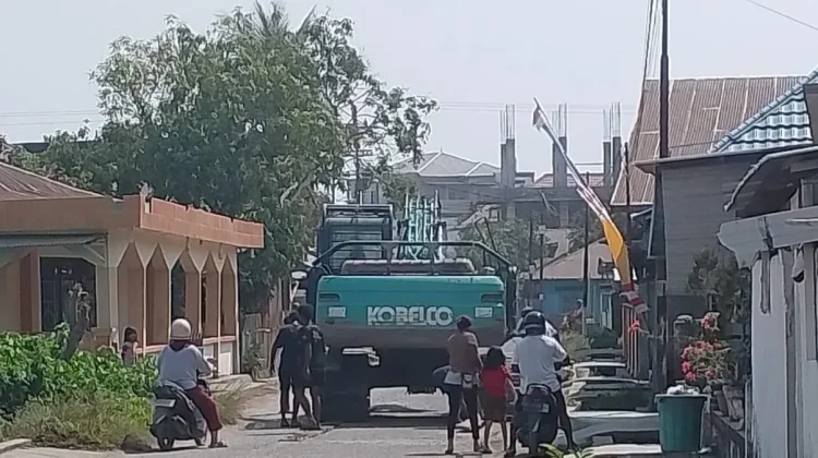 Warga Kota Sanana Soroti Excavator Berjalan di Aspal