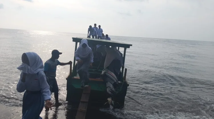Perahu Kayu Saksi Perjuangan Siswa MAN 1 Halsel Taklukkan Laut Demi Pendidikan