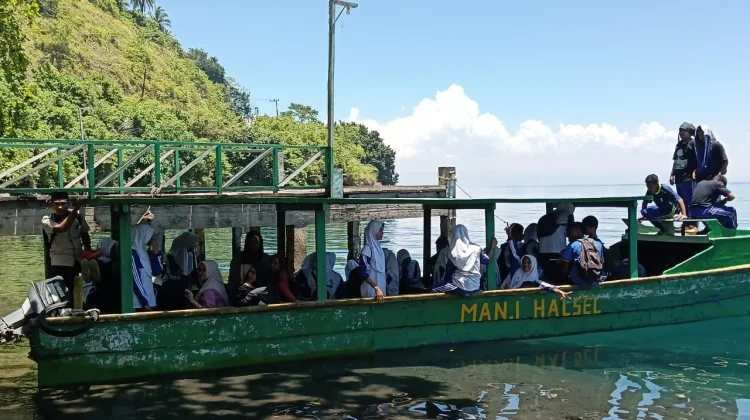 Perahu Kayu Saksi Perjuangan Siswa MAN 1 Halsel Taklukkan Laut Demi Pendidikan