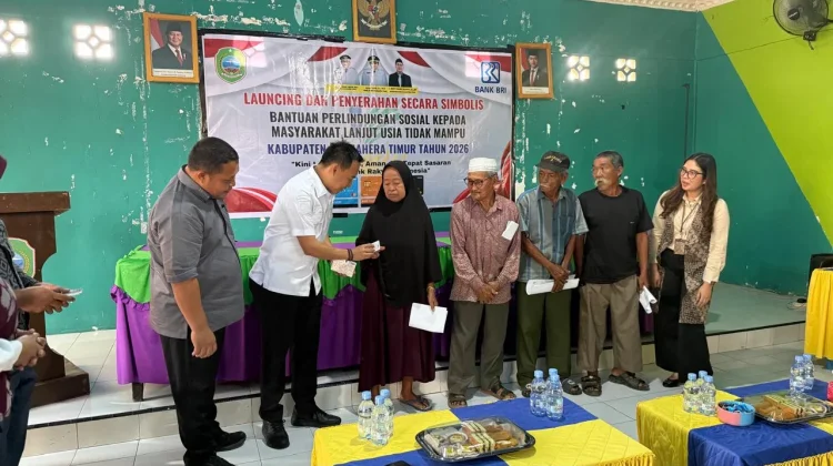 Sekda Haltim Serahkan Bantuan Sosial kepada Lansia Tidak Mampu