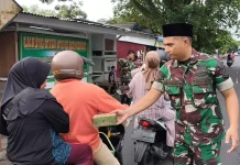 Korem 152/Baabullah Berbagi Takjil untuk Warga