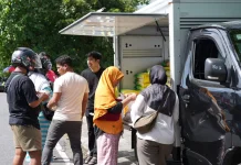Warga Serbu Pasar Murah Pangan di Ternate