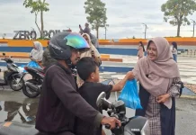 Keluarga Besar Kemenag Halmahera Selatan Berbagi Takjil Ramadan