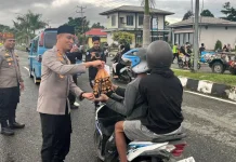 Polres Halsel Bagikan 200 Takjil di Pantai Mongga