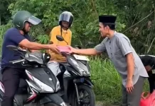 Kemenag Morotai Berbagi Takjil ke Jamaah dan Pengendara
