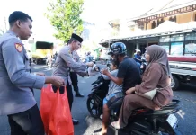 Polres Ternate Bagikan Takjil kepada Masyarakat