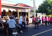 Polsek Ternate Selatan Bersama Bhayangkari Bagikan Takjil Ramadan