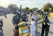 Satlantas Halteng Berbagi Takjil Bersama PAUD IT Wahdah Islamiyah