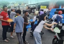 Umat Buddha Berbagi Takjil untuk Saudara Muslim di Ternate