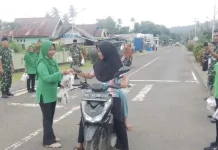 Anggota Koramil 1505-05/Sofifi dan Persit Berbagi Takjil
