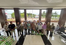 Kejari Haltim Bagikan 100 Paket Sembako untuk Warga Maba saat Ramadan
