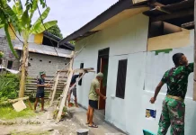 Personil TMMD Kodim 1514/Morotai Laksanakan Pengecatan RTLH