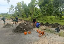 Personel Kodim 1514/Morotai Lanjutkan Pembuatan Drainase Desa Gotalamo