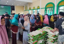 Yayasan Bina Dhuafa Bagikan 300 Paket Sembako Ramadan