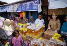 Gubernur Sidak Pasar Galala Pastikan Harga Minyakita Stabil