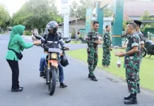 Berkah Ramadan, Kodim 1505/Tidore Berbagi Takjil ke Masyarakat