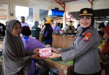Polwan Polda Maluku Utara Bagi Takjil di Pasar Galala