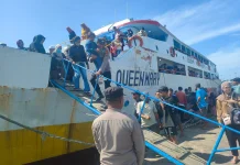 Personel Pos Pelayanan Pelabuhan Dufa-Dufa Bantu Pemudik