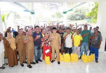 Pemkot Ternate dan Harita Salurkan Sembako ke Petugas Kebersihan