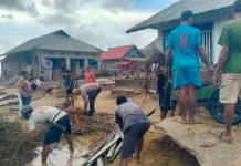 Polri dan Warga Gotong Royong Pulihkan Lingkungan Pasca Banjir di Desa Waisakai