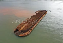 Kapal Tongkang Pengangkut Nickel Milik Prima Dharma Karsa Terbalik di Halteng