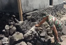 Babinsa Koramil 1508-03/Kao Lakukan Penanganan Banjir Rob