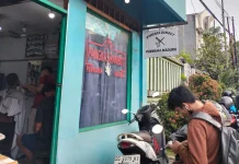 Tradisi Lebaran Dongkrak Rezeki Tukang Pangkas Rambut di Ternate