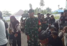 Babinsa Tobelo Monitoring Arus Balik Lebaran di pelabuhan Ferry