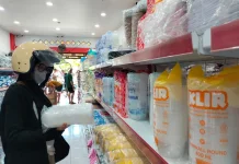 Harga Plastik di Ternate Melonjak Signifikan, Pedagang Mengeluh