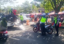 Parkir Badan Jalan Depan Pasar Higienis Ternate Ditilang Polantas