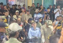 Temui Pengungsi Batang Dua, Gubernur Sherly Pastikan Bantuan Terus Mengalir