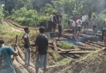 Warga Bantu Pembangunan Jembatan Garuda di Kao Barat