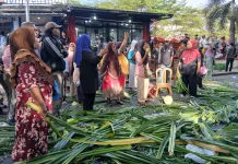 Pedagang Daun Pandan Gelar Aksi di Depan Pasar Higienis