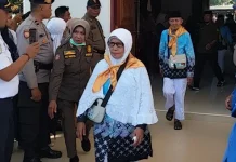 Wakil Bupati Sula Lepaskan 16 Orang JCH ke Ternate