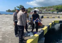 Polsek Makian Musnahkan 10 Botol Cap Tikus di Pelabuhan Walo