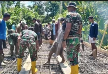 Gotong Royong TNI dan Warga Percepat Jembatan Garuda