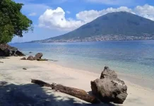 Pesona Pantai Cobo Tidore, Sajikan Laut Jernih dan Panorama Tiga Pulau