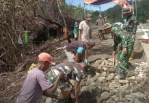 Personil Kodim 1505 Tidore Lanjutkan Pembangunan Jembatan Garuda