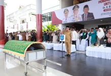 Penuh Haru, Jenazah Haji Bur Kini Dipindahkan ke Ternate
